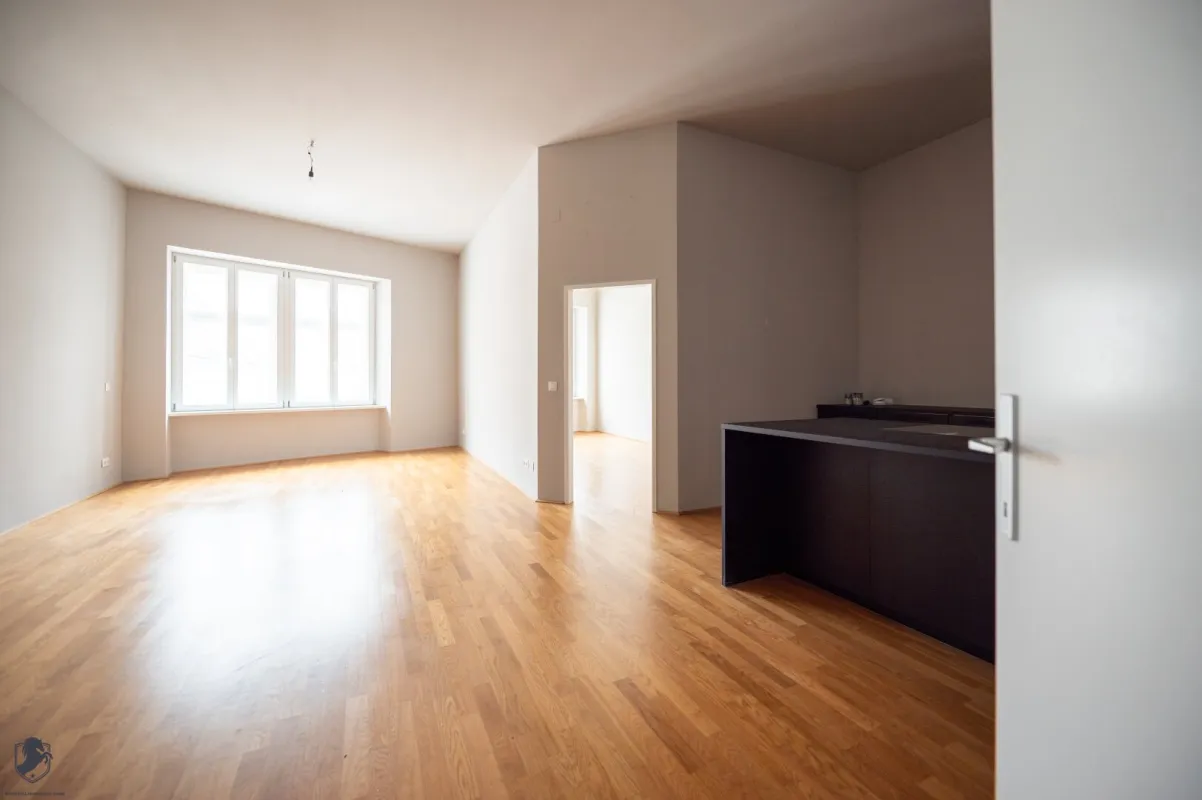 Großzügige Dachgeschosswohnung in historischem Stilhaus nahe Hauptplatz – Wiener Neustadt - Bild 1