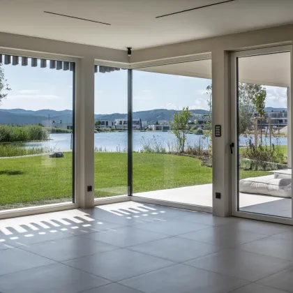 LETZTE VILLA AM SEE! Architektur trifft See – luxuriöses Refugium mit Atrium und privatem Seezugang - Bild 3