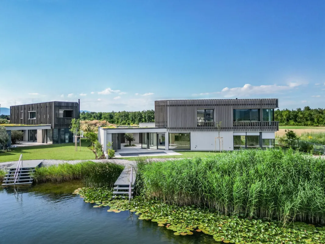 LETZTE VILLA AM SEE! Architektur trifft See – luxuriöses Refugium mit Atrium und privatem Seezugang - Bild 1