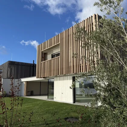 LETZTE VILLA AM SEE! Architektur trifft See – luxuriöses Refugium mit Atrium und privatem Seezugang - Bild 2