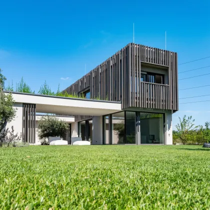 LETZTE VILLA AM SEE! Architektur trifft See – luxuriöses Refugium mit Atrium und privatem Seezugang - Bild 2
