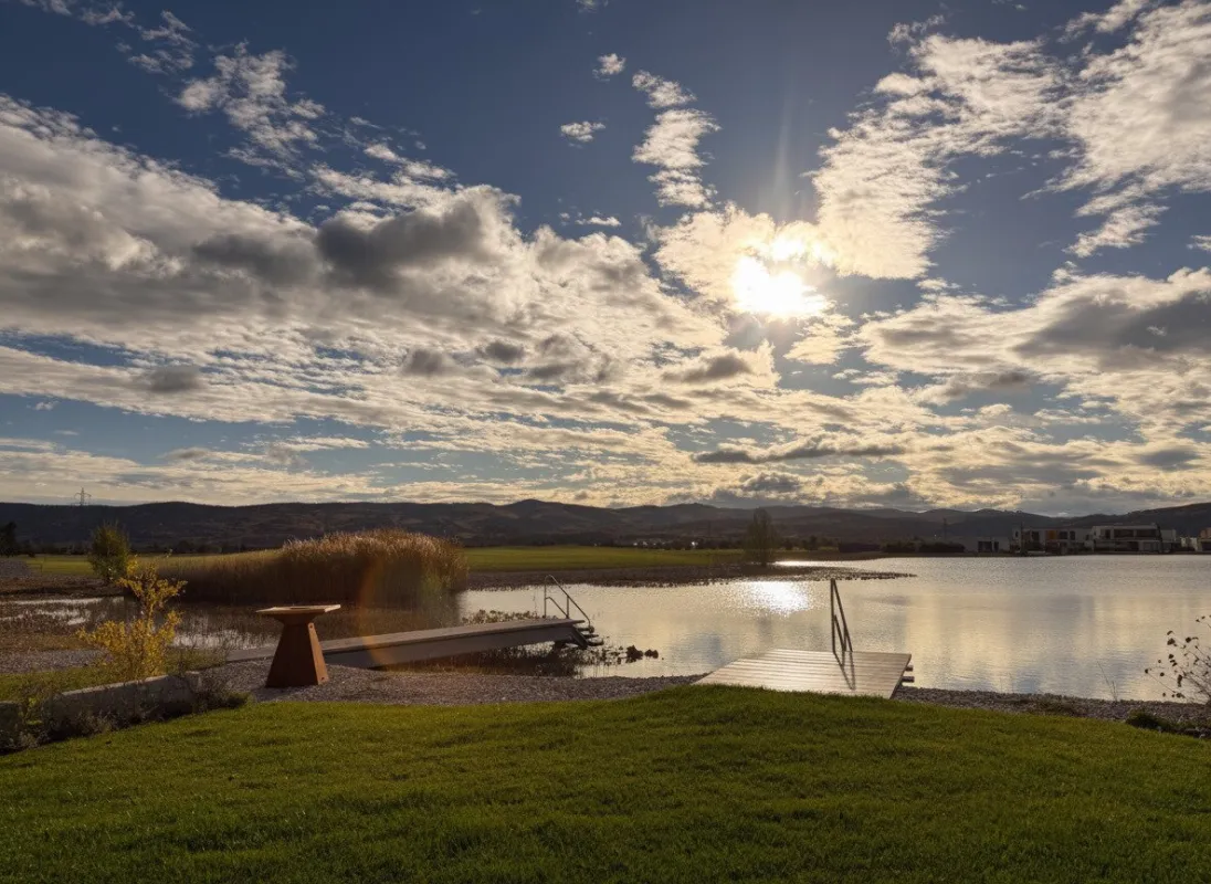 LETZTE VILLA AM SEE! Architektur trifft See – luxuriöses Refugium mit Atrium und privatem Seezugang - Bild 1
