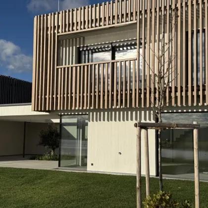 LETZTE VILLA AM SEE! Architektur trifft See – luxuriöses Refugium mit Atrium und privatem Seezugang - Bild 3