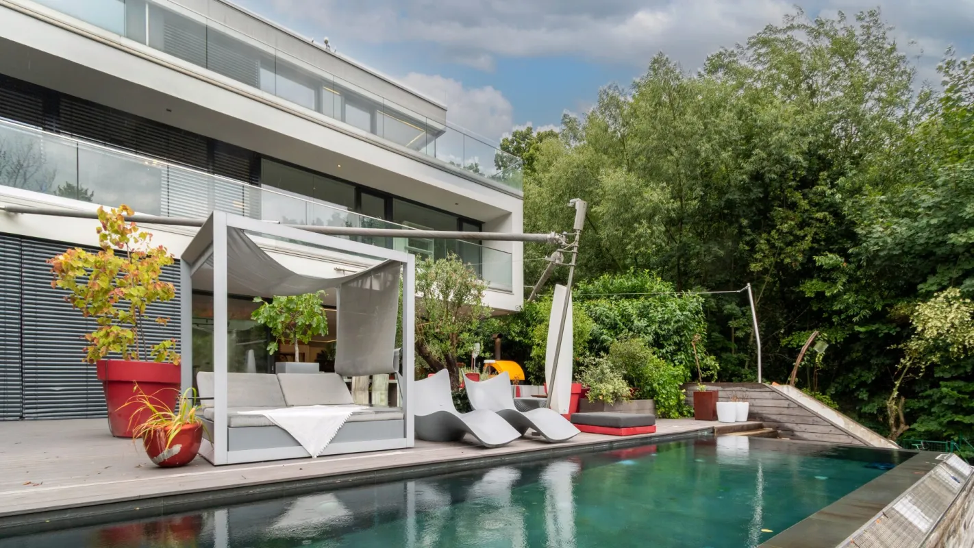 Luxusvilla mit Infinitypool in absoluter Ruhelage in Hinterbrühl – Exklusives Anwesen mit Top-Ausstattung - Bild 1