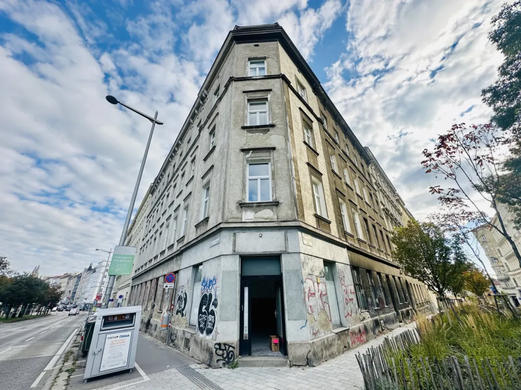 Belagsfertiges Ecklokal mit 4 Eingängen - gegenüber U6 Thaliastraße! - Bild 1