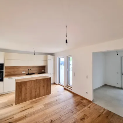 Modernes Wohnjuwel nahe U-Bahn: Erstbezug in TOP-LAGE mit Garten, Dachterrasse, 5 Zimmern, 2 Bädern – inkl. Küche & Stellplatz - Bild 3