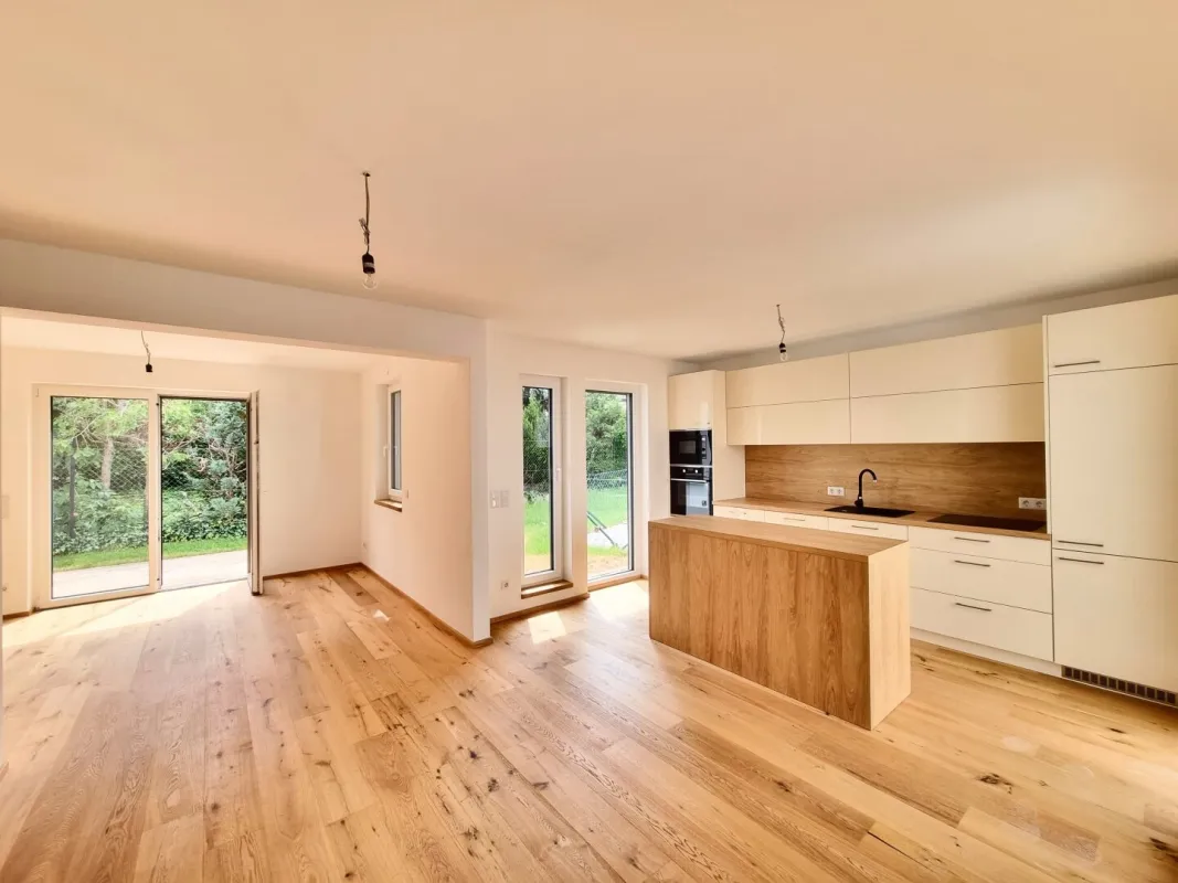 Modernes Wohnjuwel nahe U-Bahn: Erstbezug in TOP-LAGE mit Garten, Dachterrasse, 5 Zimmern, 2 Bädern – inkl. Küche & Stellplatz - Bild 1