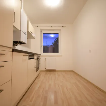 Optimal aufgeteilte 2-Zimmer Balkonwohnung in Ebergassing inkl. Neuer Küche mit Geräten und erneuerter Vaillant Therme - Bild 2