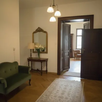 Ein Rohdiamant in Bestlage – großzügige Altbauwohnung direkt bei der Herz-Jesu-Kirche - Bild 2
