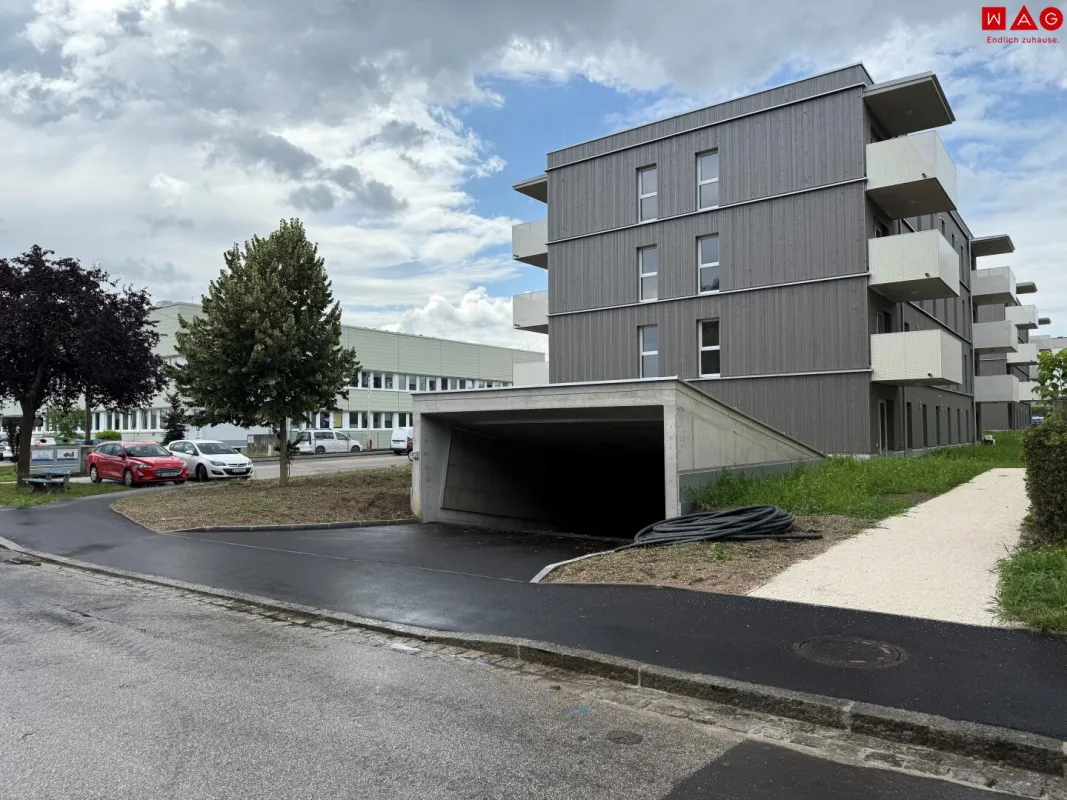 Sicherer heller Tiefgaragenstellplatz (Wallbox für E-Auto optional), direkt neben dem Sportzentrum OED! - Bild 1