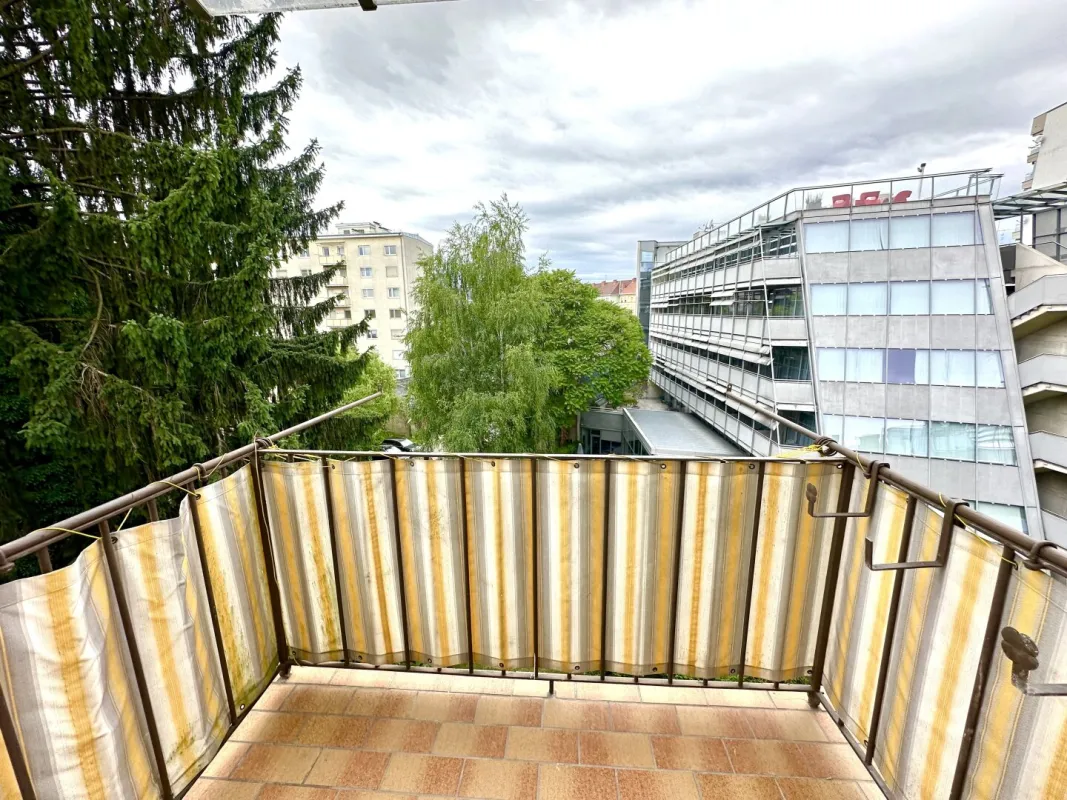 Repräsentative neusanierte Altbau-3-Zimmer Wohnung mit extra Küche und sonnigem Balkon in der Jakob-Redtenbacher-Gasse im Grazer Bestbezirk Jakomini - Bild 1