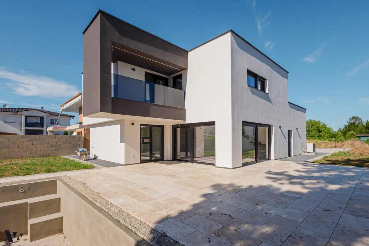 MODERNES DESIGNERHAUS MIT GARTEN & POOL | ERSTBEZUG | VIDEO-PRÄSENTATION - Bild 1