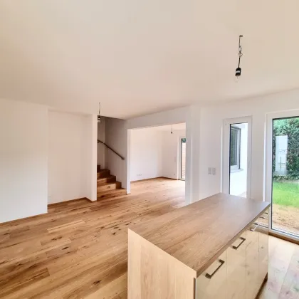 Modernes Eckreihenhaus in TOP-LAGE nahe U6: Erstbezug  mit Garten, Dachterrasse, 5 Zimmern, 2 Bädern – inkl. Küche & Stellplatz - Bild 2