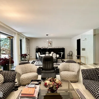 REPRÄSENTATIV, SEHR PRIVAT, VOLLMÖBLIERT /// NEUBAUVILLA MIT GROSSEM GARTEN IN DORNBACH - Bild 3