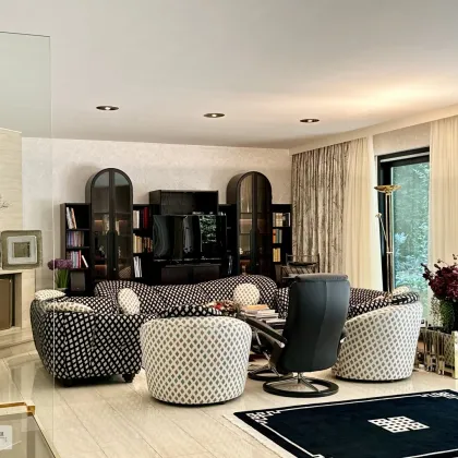 REPRÄSENTATIV, SEHR PRIVAT, VOLLMÖBLIERT /// NEUBAUVILLA MIT GROSSEM GARTEN IN DORNBACH - Bild 2