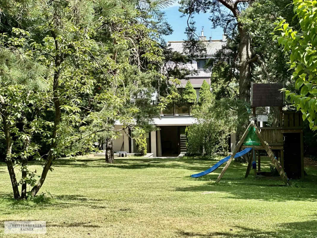 REPRÄSENTATIV, SEHR PRIVAT, VOLLMÖBLIERT /// NEUBAUVILLA MIT GROSSEM GARTEN IN DORNBACH - Bild 1