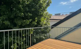 Top sanierte Dachgeschoßwohnung mit Terrasse und Grünblick – Nahe Kutschkermarkt