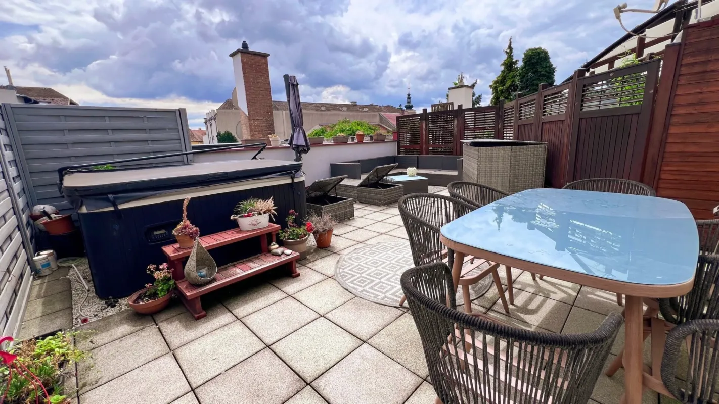 HERRLICHE DACHGESCHOSSWOHNUNG MIT TERRASSE UND WHIRLPOOL - IM HERZEN VON PFAFFSTÄTTEN - Bild 1