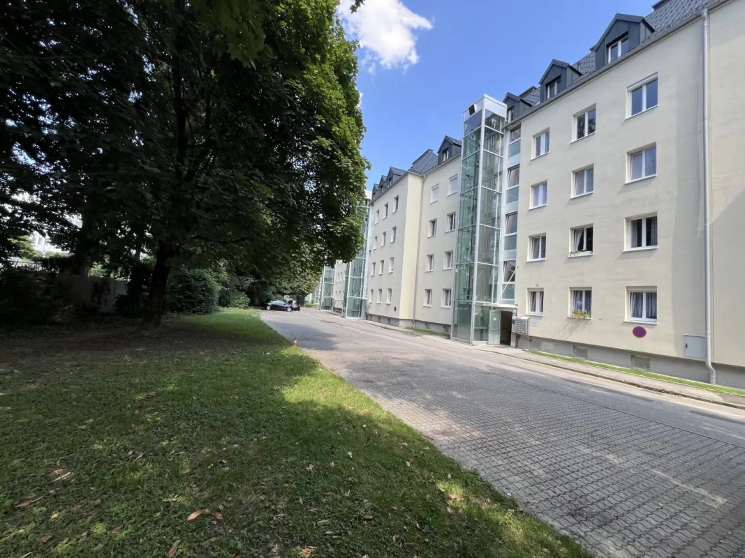 Zentrales Wohnen im Grünen - Gepflegte 2-Zimmer-Erdgeschosswohnung - Bild 1