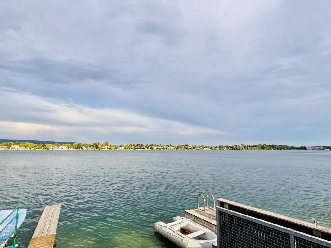 Direkt am See gelegen – in erster Reihe! Traumhaft schönes Grundstück am Neufelder See | Perfekt für einen Neubau - Bild 1