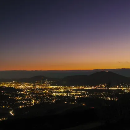 ATEMBERAUBENDER AUSBLICK! IHRE GÄSTE WERDEN NACH DIESEM AUSBLICK NICHT MEHR GEHEN WOLLEN! Verwirklichen Sie sich Ihren Traum vom Wunsch-Eigenheim auf diesem einmaligen Grundstück! NICHT VERPASSEN! - Bild 2