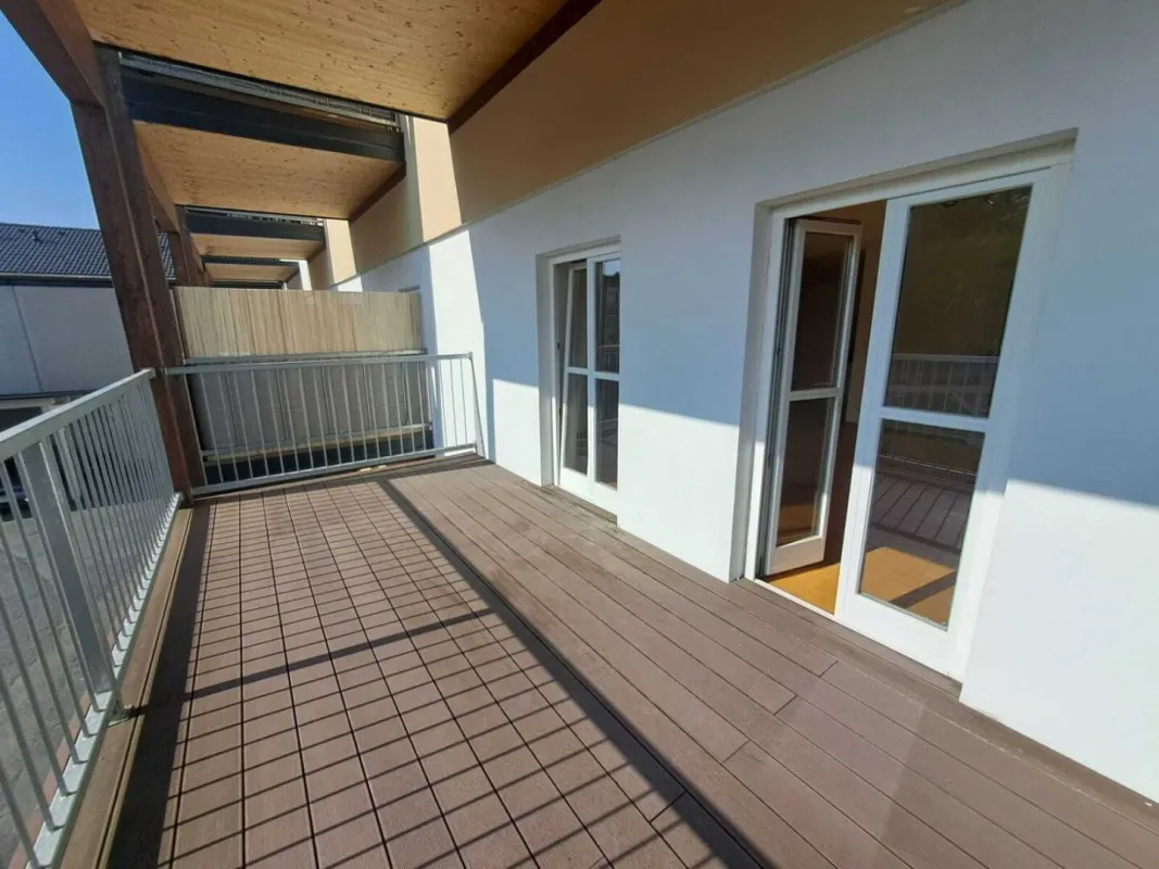 Bestlage-nahe Stadtzentrum, sanierte 2 ZI & Klimaanlage mit großem Balkon, Carport - Bild 1