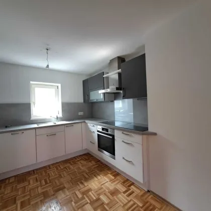 Bestlage-nahe Stadtzentrum, sanierte 2 ZI & Klimaanlage mit großem Balkon, Carport - Bild 3