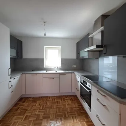 Bestlage-nahe Stadtzentrum, sanierte 2 ZI & Klimaanlage mit großem Balkon, Carport - Bild 2