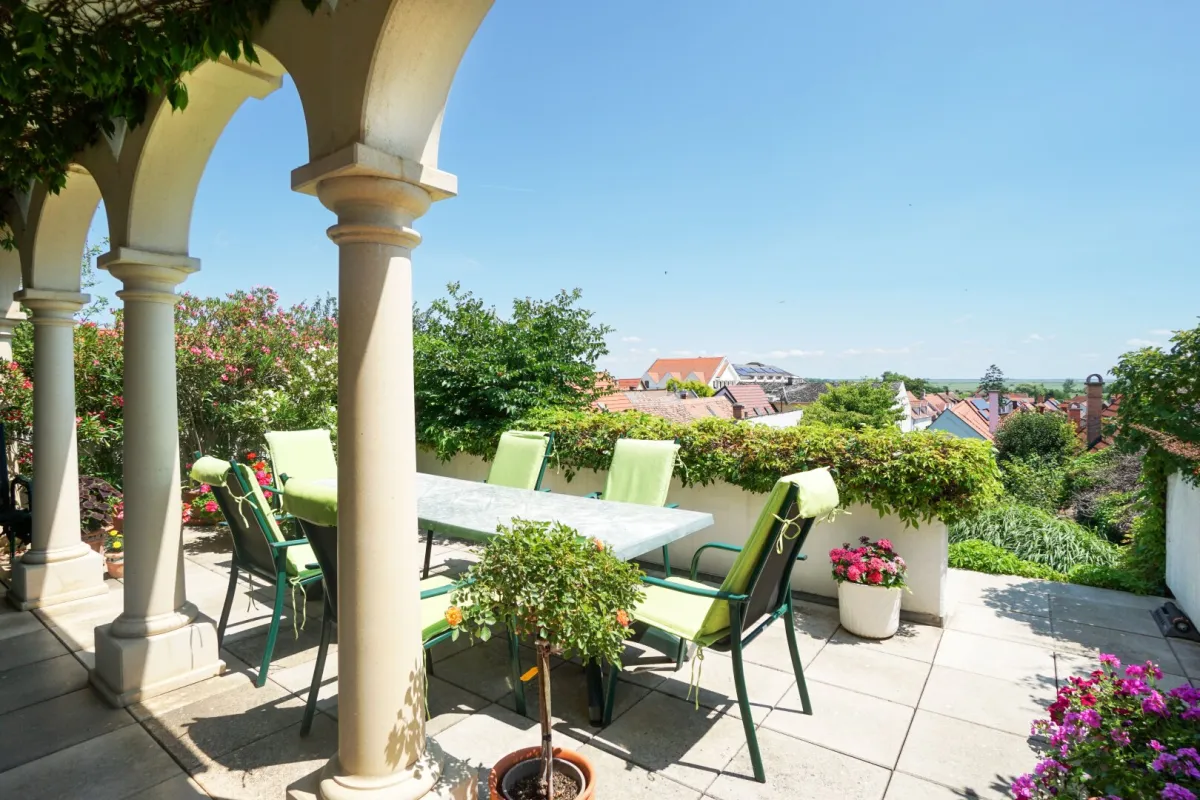 Einmalig! Stilvolle Premium-Residenz mit altem Weinhaus am Neusiedler See - Bild 1