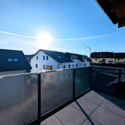 Charmante 4 Zimmer-Dachgeschoss-Erstbezugs-Wohnung mit Balkon im Ortzentrum von Hallwang! - Bild 2