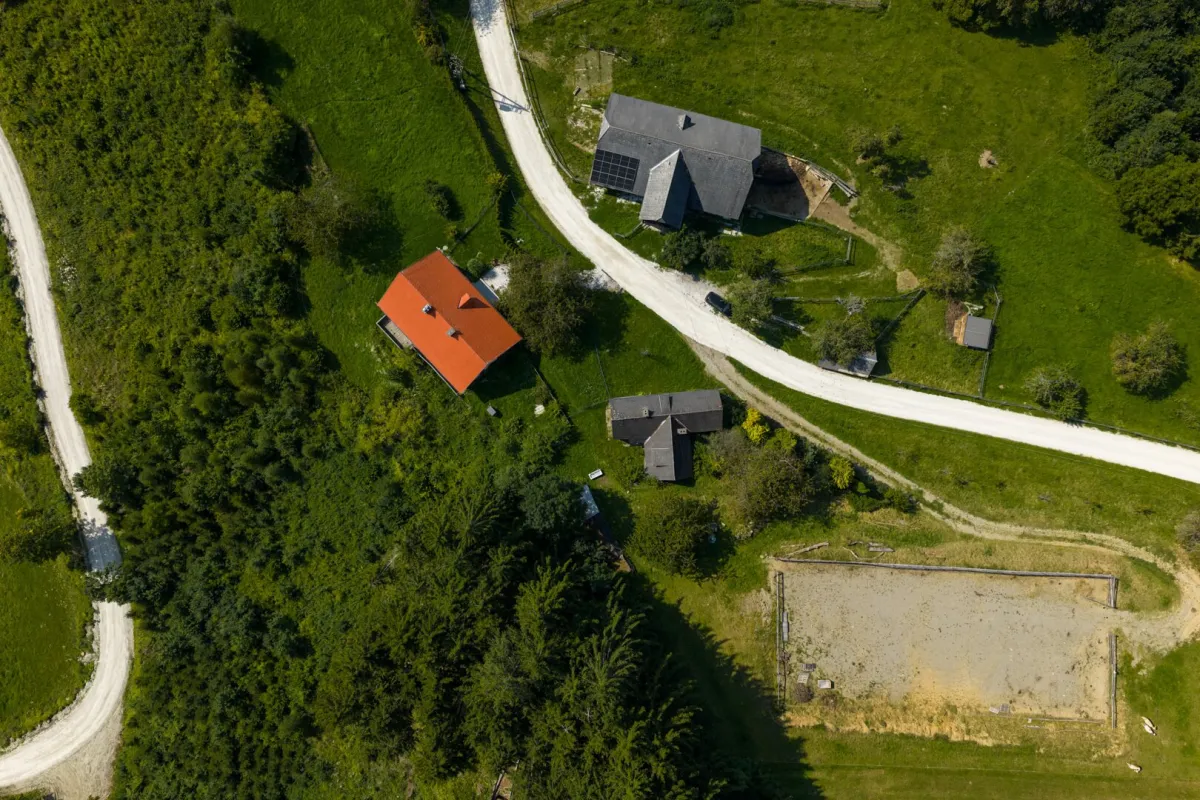 Reiterhof mit Reitplatz und Panoramalage - Bild 1