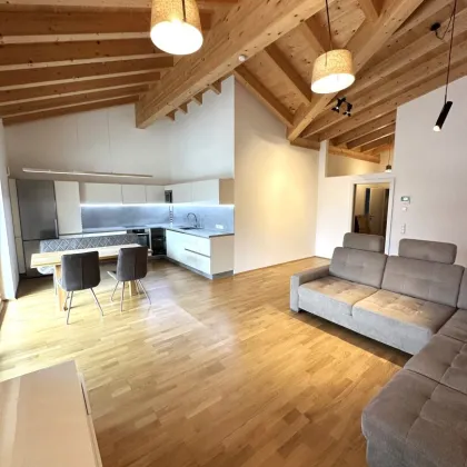 5723 Uttendorf; neuwertige Dachgeschoß Wohnung, ca. 71m², großer Balkon, Weitblick, Carport, Freistellplatz, Lift im Haus - Bild 3