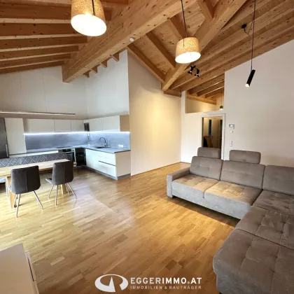 5723 Uttendorf; neuwertige Dachgeschoß Wohnung, ca. 71m², großer Balkon, Weitblick, Carport, Freistellplatz, Lift im Haus - Bild 2