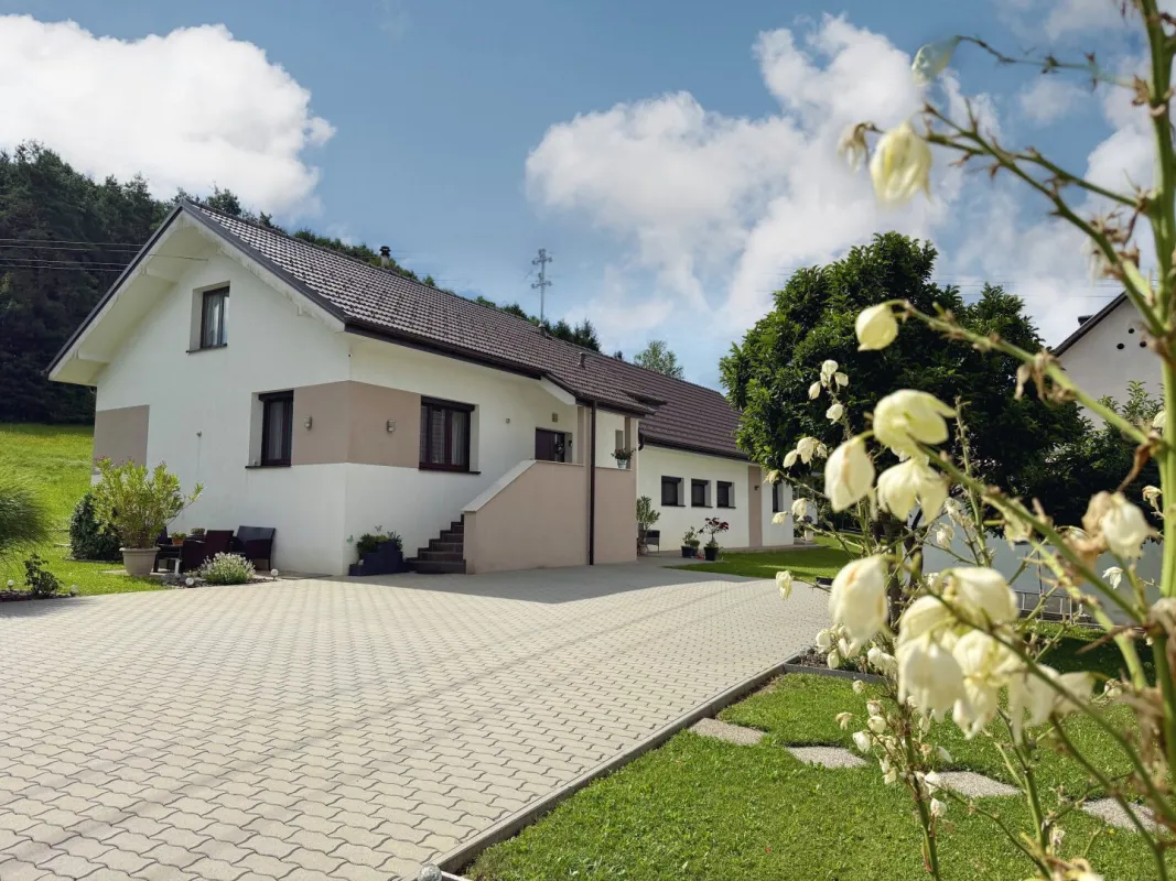 Ein Kraftort zum Verlieben – Einfamilienhaus mit großem Garten und Nebengebäude in Kemeten - Bild 1