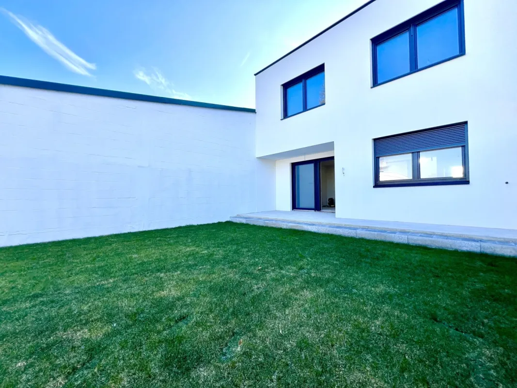 Erstbezug | Luftwärmepumpe | Großzügige Außenfläche | Grünruhelage | Klimavorbereitung | Photovoltaik-Vorbereitung | Vollwärmeschutzfassade - Bild 1