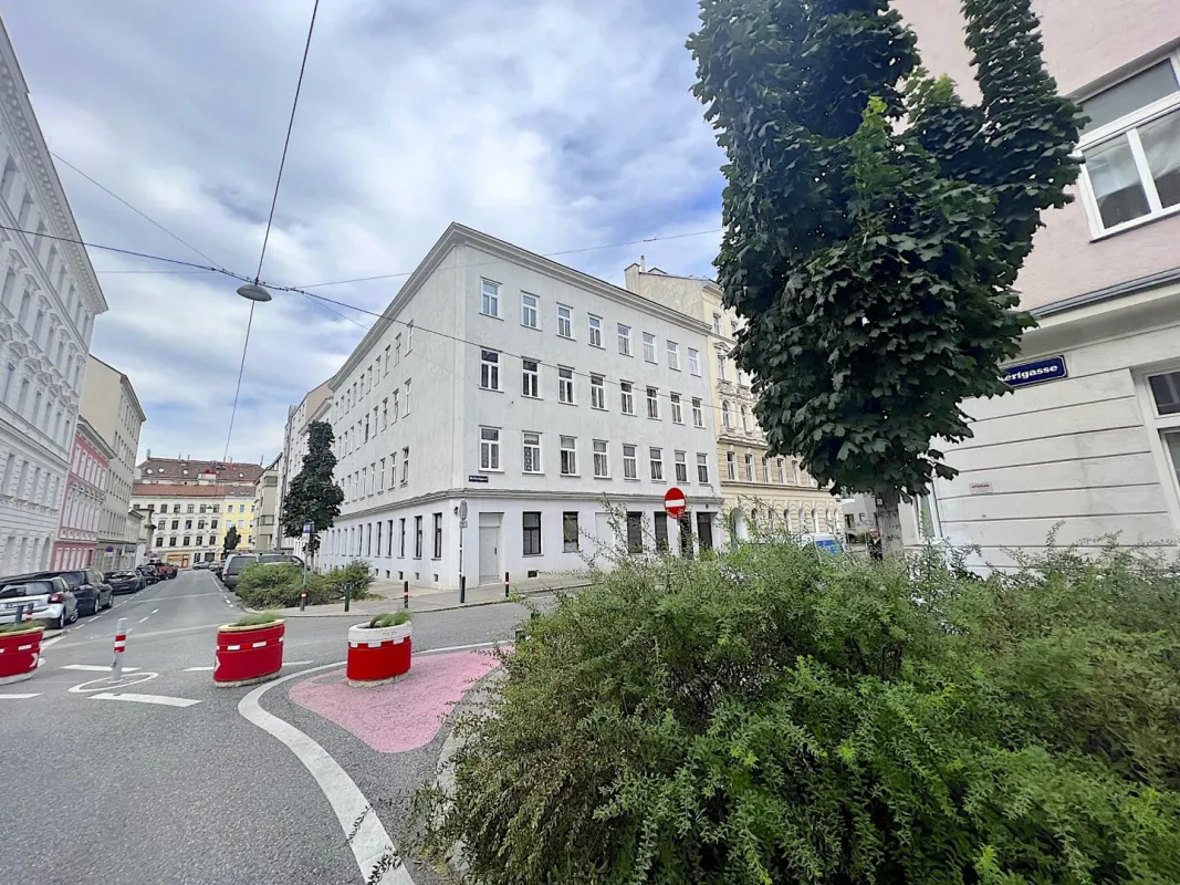 attraktive sanierungsbedürftige Wohnungen in einem gefragten aufgewerteten grünen und ruhigen Viertel, nähe 1040 - Bild 1