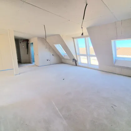 Exklusive 4-Zimmer-Dachgeschosswohnung in revitalisiertem Altbauhaus – Stilvolles Wohnen mit Dachterrasse, Parkettboden, Klimaanlage & Luftwärmepumpe auf modernstem Stand - Bild 2