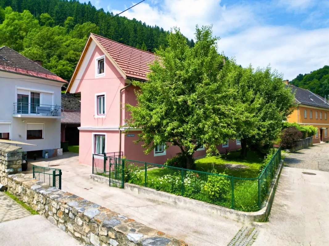 Großzügiges Mehrfamilienhaus in zentrumsnaher Lage von Friesach, Kärnten - ideal für Familien oder Anleger - Bild 1
