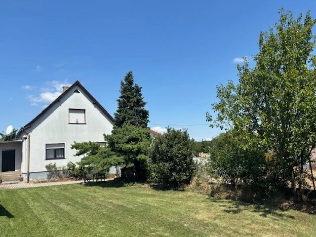 VERKAUFT Breitenbrunn - Charmantes Einfamilienhaus mit sonnigem Garten und teilweisen Seeblick - Bild 1