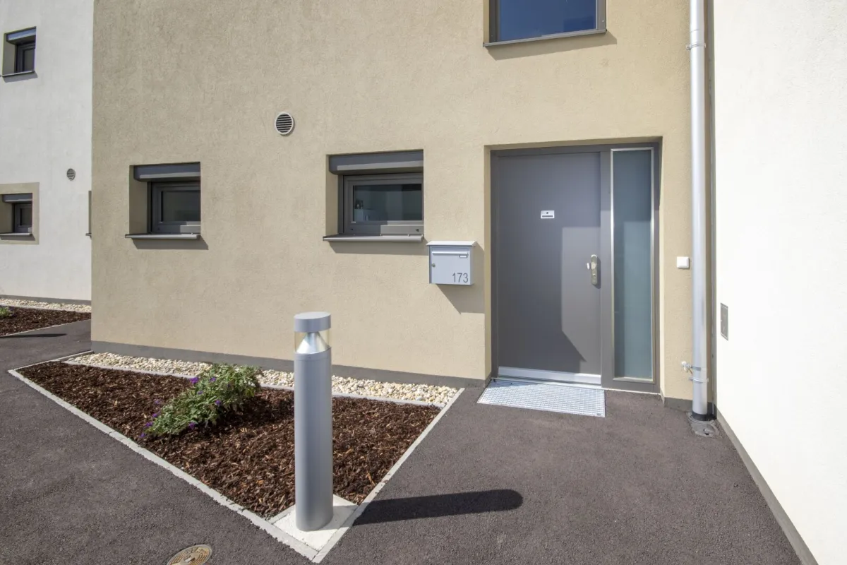 ERSTBEZUG: Modernes Reihenhaus mit Loggia und Garten - Bild 1