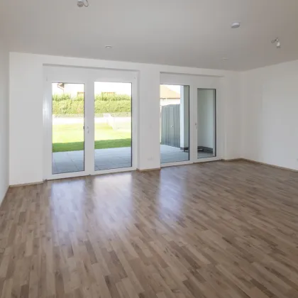ERSTBEZUG: Modernes Reihenhaus mit Loggia und Garten - Bild 2
