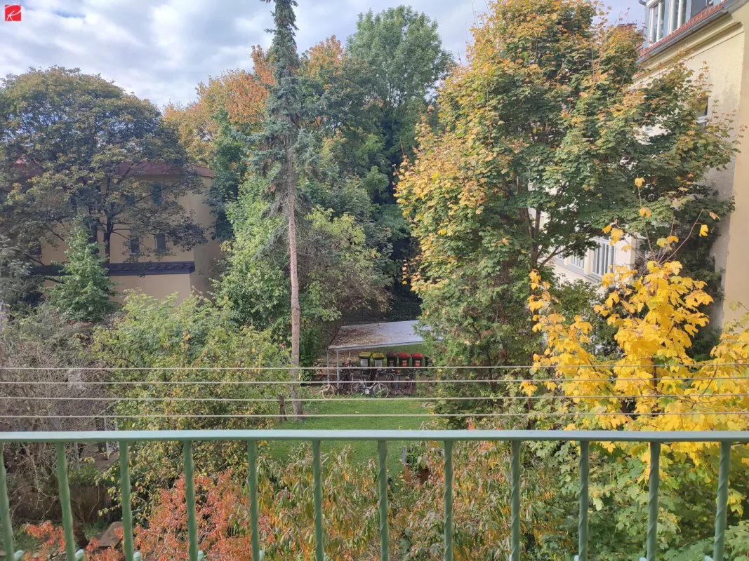 Schöne Altbau Etagen-Wohnung mit blick in den Herbstlichen Innenhof! - Bild 1