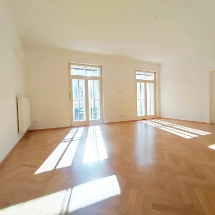Schöne Altbau Etagen-Wohnung mit blick in den Herbstlichen Innenhof! - Bild 3
