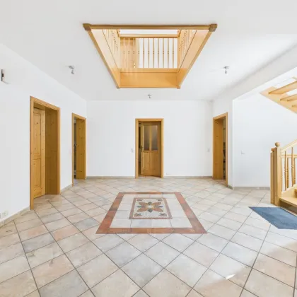 Bieterverfahren: Exklusives Einfamilienhaus mit 8 Zimmern, sonniger Terrasse und weitläufigem Grundstück - Bild 2