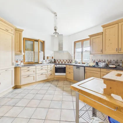 Bieterverfahren: Exklusives Einfamilienhaus mit 8 Zimmern, sonniger Terrasse und weitläufigem Grundstück - Bild 3