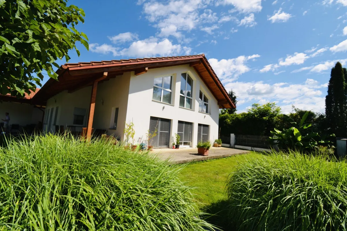Exklusives Einfamilienhaus mit Galerie, Garten & Nebengebäuden – Ruheoase im Grünen bei Reitanlage - Bild 1