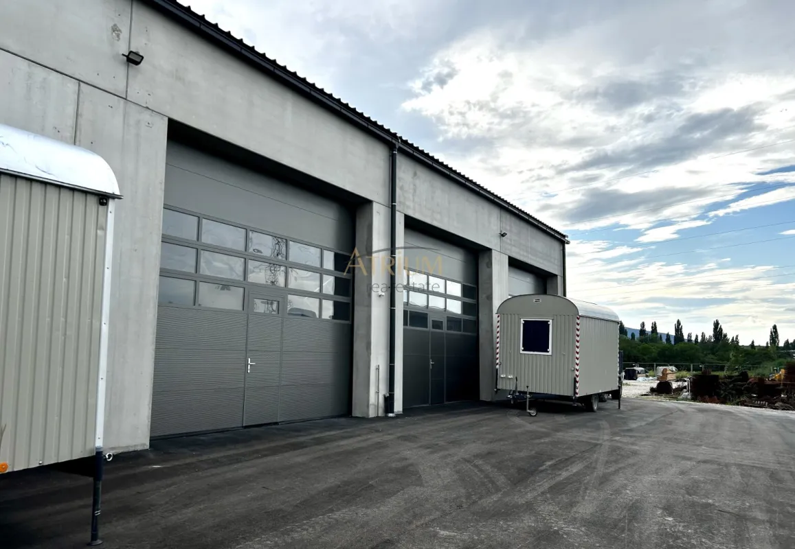 Hochwertige Gewerbehalle mit imposanter Deckenhöhe, elektrischen Einfahrtstoren und Büros. - Bild 1