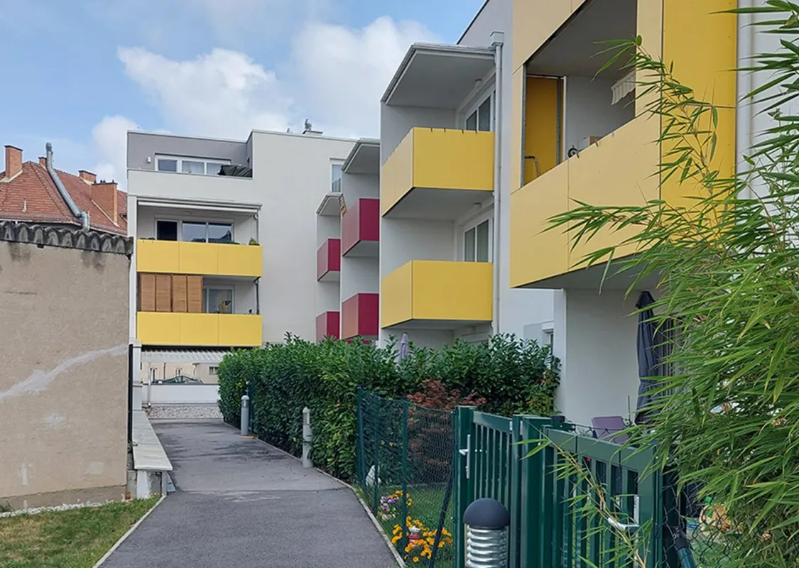 Schöne, hofseitig gelegene Balkonwohnung - Bild 1
