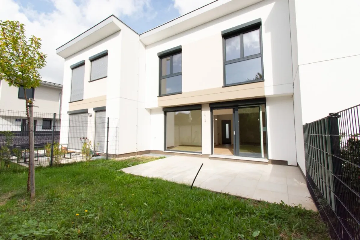 ERSTBEZUG: REIHENHAUS MIT PV-ANLAGE UND HOCHWERTIGER EINBAUKÜCHE NÄHE BADETEICH - Bild 1