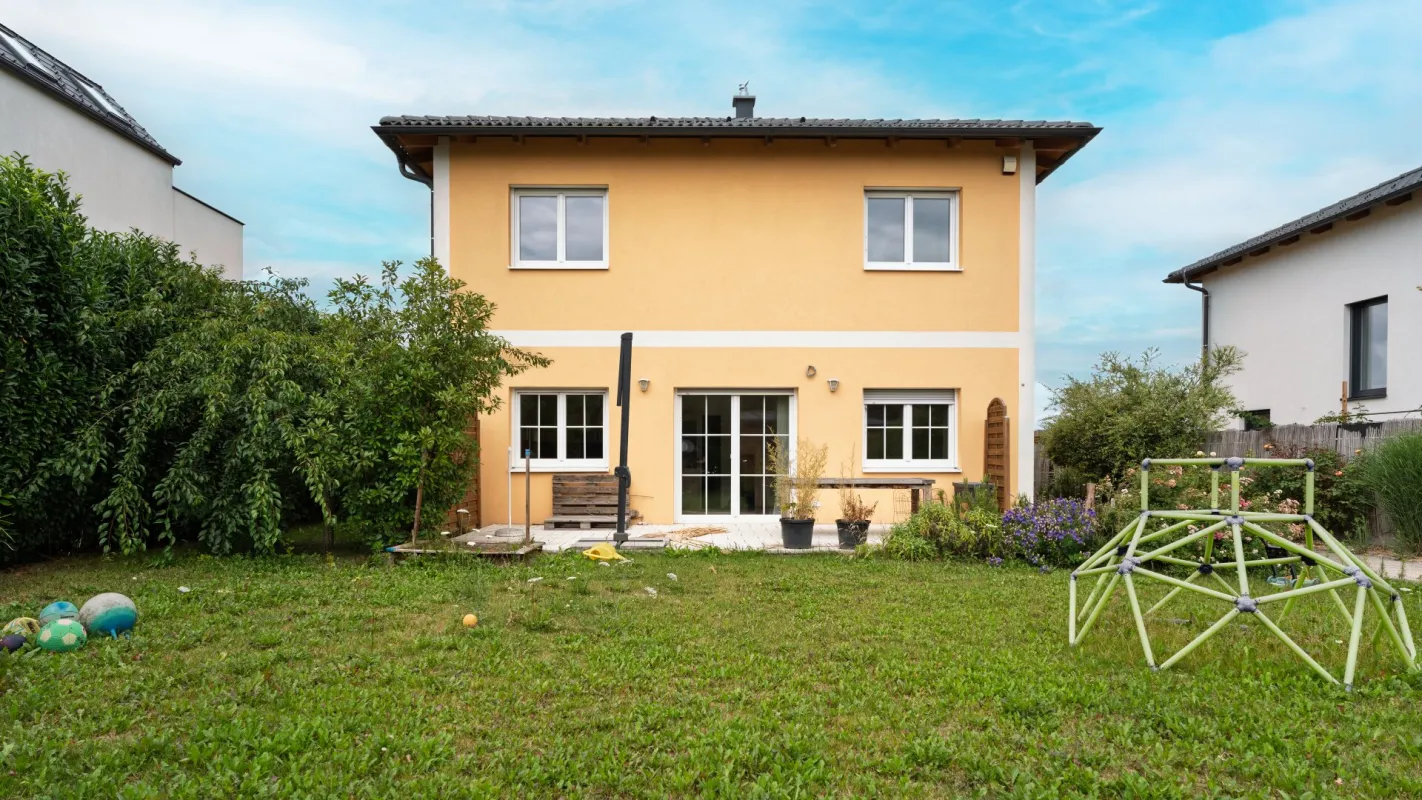 PREISHIT - Charmantes Einfamilienhaus mit Nebengebäude und Doppelcarport – Ihr neues Zuhause wartet! - Bild 1